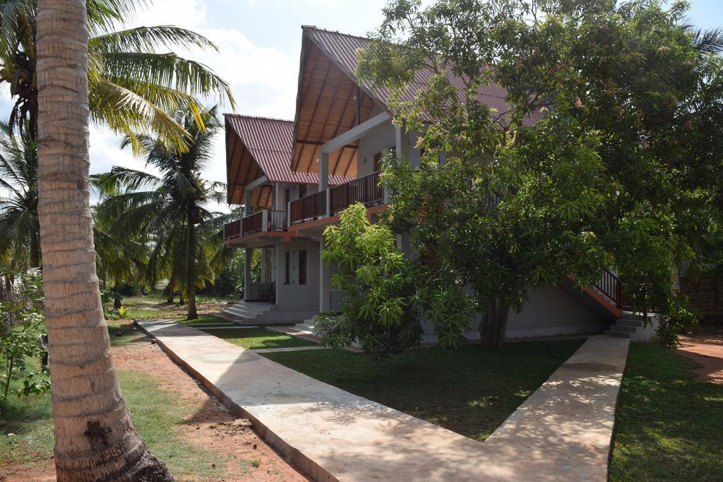 The Coconut Gardens Hotel & Restaurant Тіссамахарама Екстер'єр фото